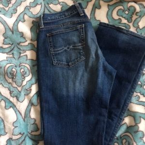 Lucky brand women’s Classic Rider jeans.